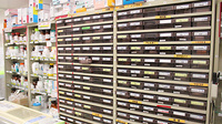 スギ薬局　厚木恩名店の薬棚