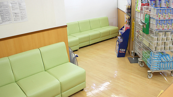 スギ薬局　新瑞橋店の待合スペース