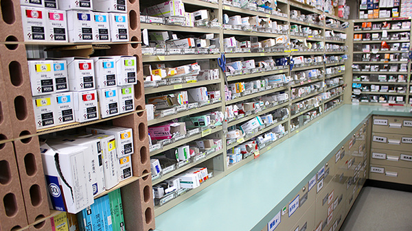 スギ薬局　草薙店の薬棚