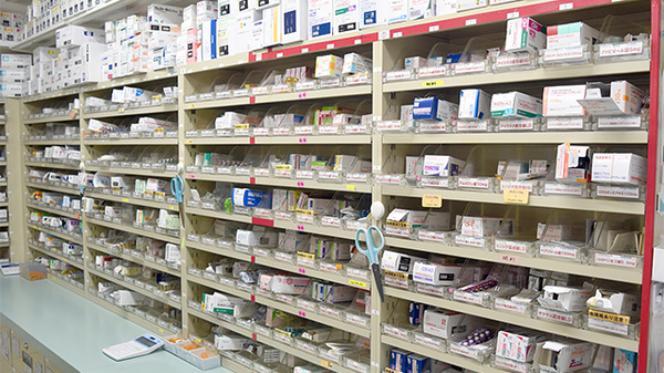 スギ薬局　江戸川中央店の薬棚
