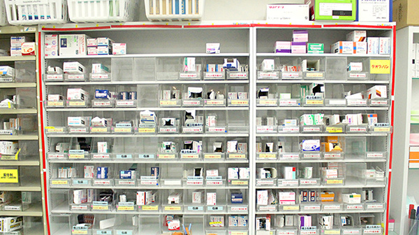 スギ薬局　南毛利店の薬棚