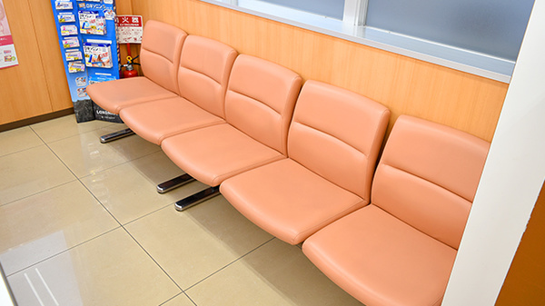 スギ薬局　鶴見焼野店の待合スペース