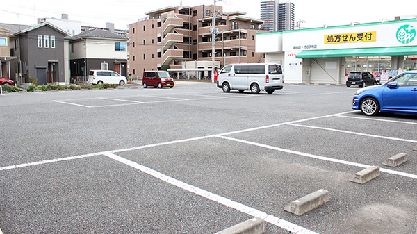 スギ薬局　駒林店の駐車場