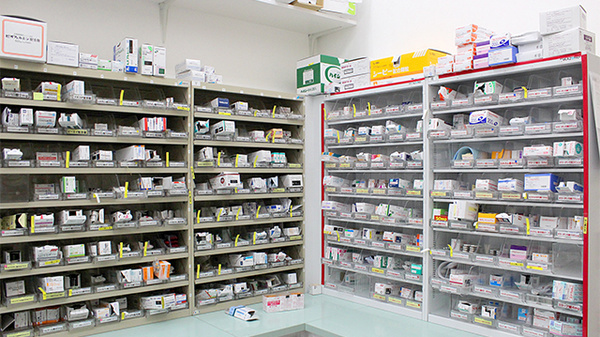 スギ薬局　駒林店の薬棚