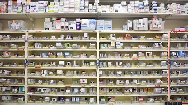 スギ薬局　相模原古淵店の薬棚