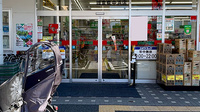 スギ薬局　城東東中浜店の入口
