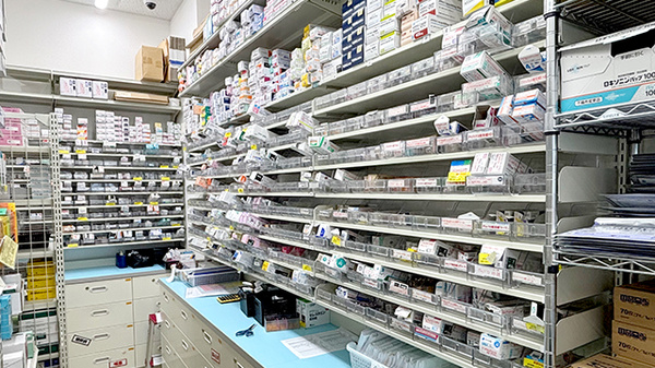 スギ薬局　城東東中浜店の薬棚