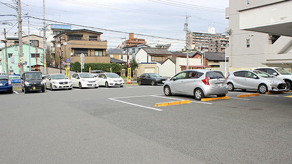 スギ薬局　日比野店の駐車場