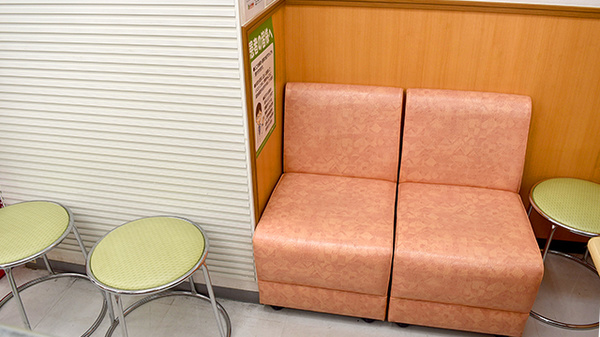 スギ薬局　赤坂店の待合スペース