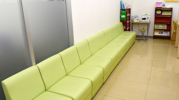 スギ薬局　みなと七番町店の待合スペース