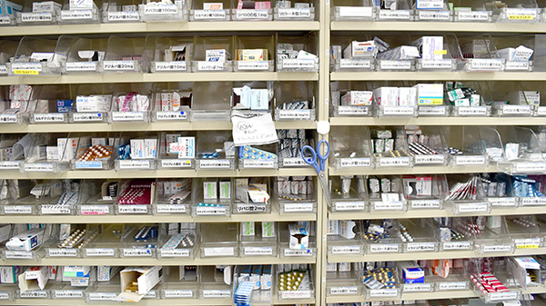 スギ薬局　みなと七番町店の薬棚