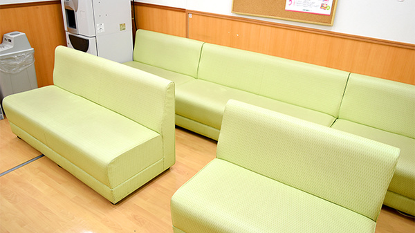 スギ薬局　谷町四丁目店の待合スペース