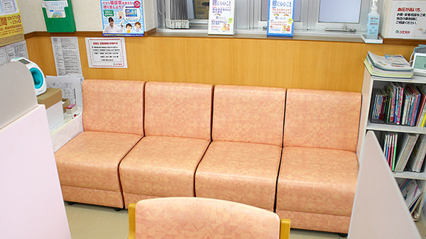 スギ薬局　御器所西店の待合スペース