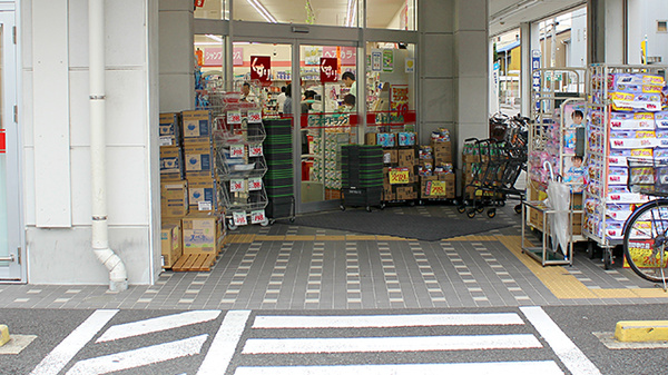 スギ薬局　御器所西店の入口