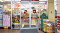 スギ薬局　コピオ羽村店の入口