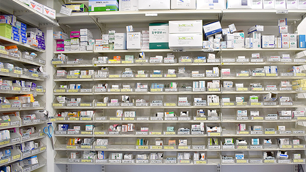 スギ薬局　コピオ羽村店の薬棚
