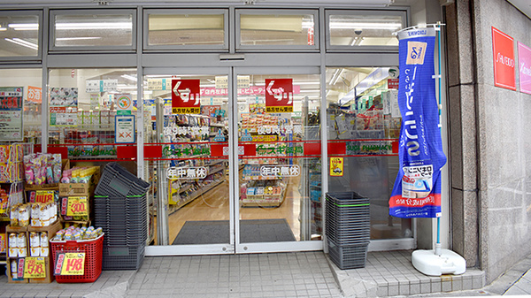 スギ薬局　東池袋店の入口