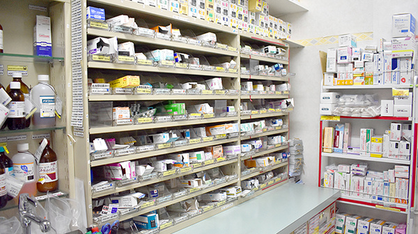 スギ薬局　東池袋店の薬棚