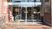 スギ薬局　日進店の入口