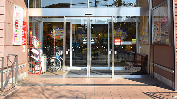 スギ薬局　日進店の入口