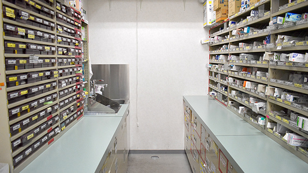 スギ薬局　日進店の薬棚