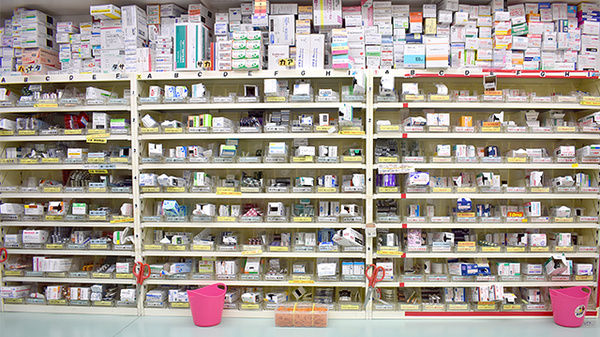 スギ薬局　西新宿医大前店の薬棚