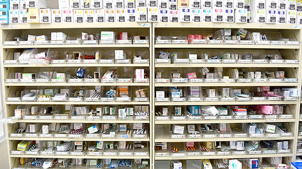 スギ薬局　香流店の薬棚