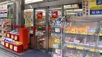スギ薬局　神田駅東口店の入口