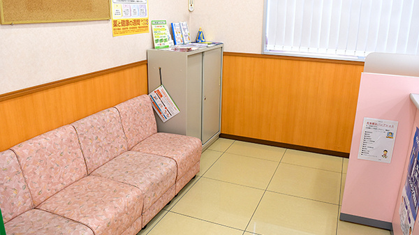 スギ薬局　大我麻店の待合スペース