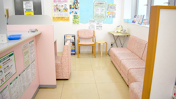 スギ薬局　関町北店の待合スペース