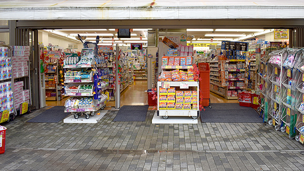スギ薬局　大島店の入口