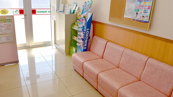スギ薬局　油屋店の待合スペース