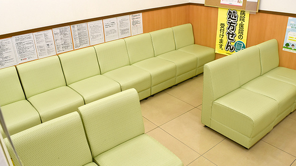 スギ薬局　阿佐ヶ谷店の待合スペース