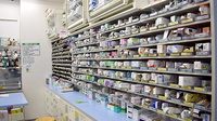 スギ薬局　新井薬師店の薬棚