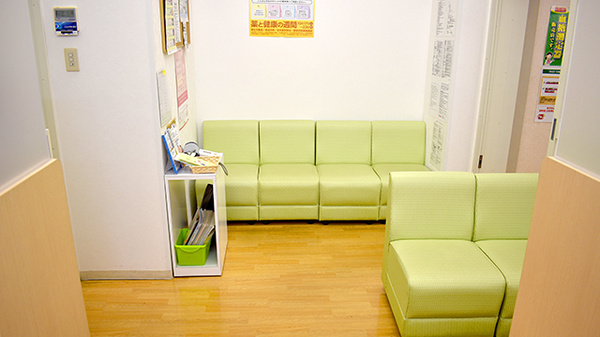 スギ薬局　新井薬師店の待合スペース