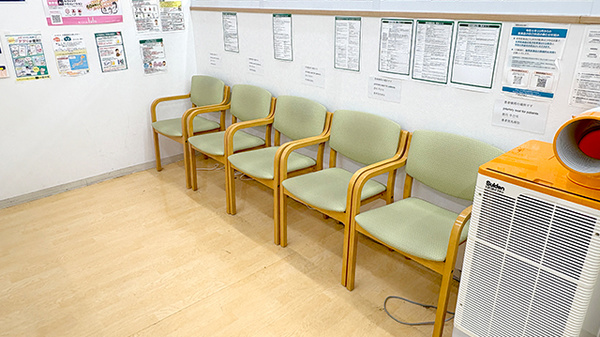 スギ薬局　堺筋本町店の待合スペース