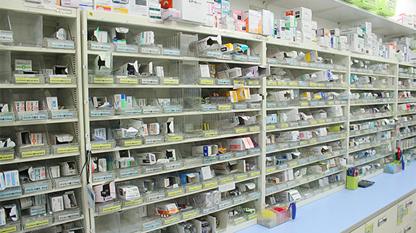 スギ薬局　小石川店の薬棚
