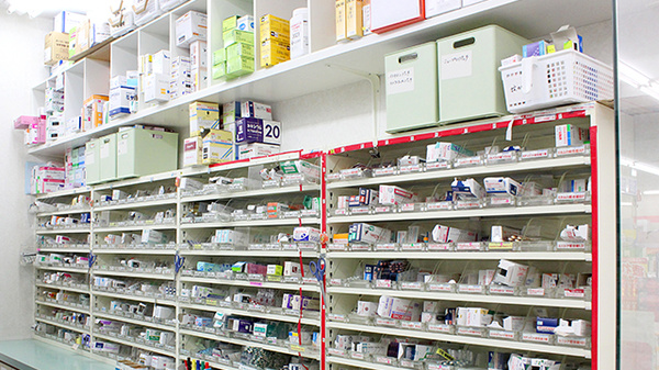 スギ薬局　下新城店の薬棚