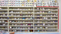 スギ薬局　西池袋店の薬棚