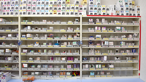 スギ薬局　西池袋店の薬棚