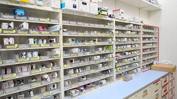 スギ薬局　関目店の薬棚
