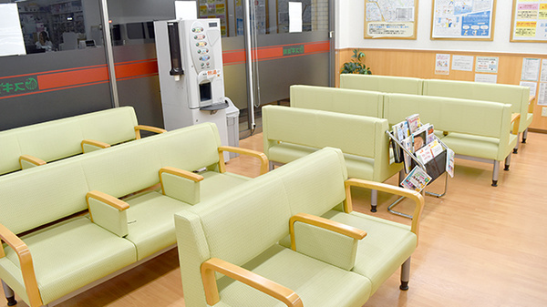 スギ薬局　川越鴨田店の待合スペース