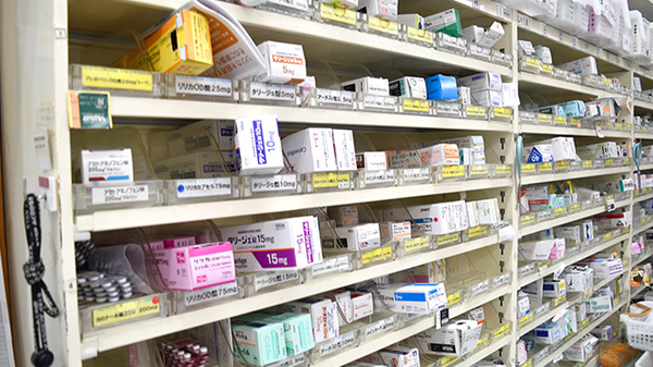 スギ薬局　新大阪宮原店の薬棚