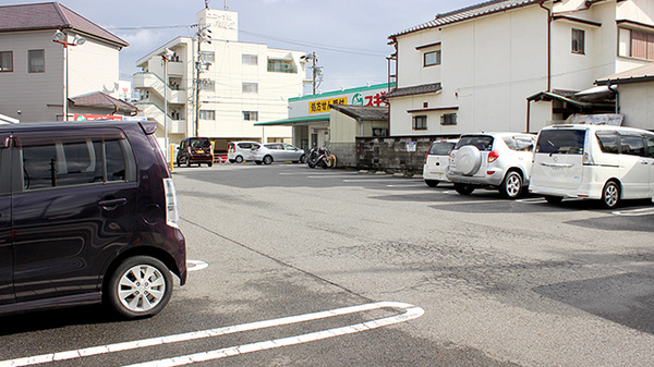 スギ薬局　六田店の駐車場