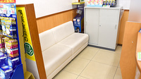 スギ薬局　塚本店の待合スペース