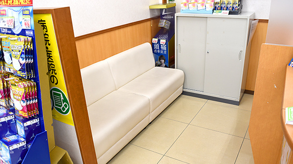 スギ薬局　塚本店の待合スペース