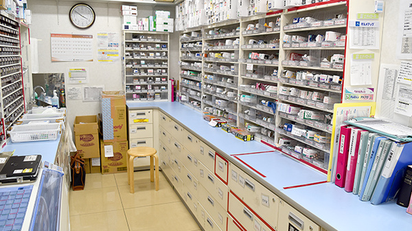 スギ薬局　塚本店の調剤室