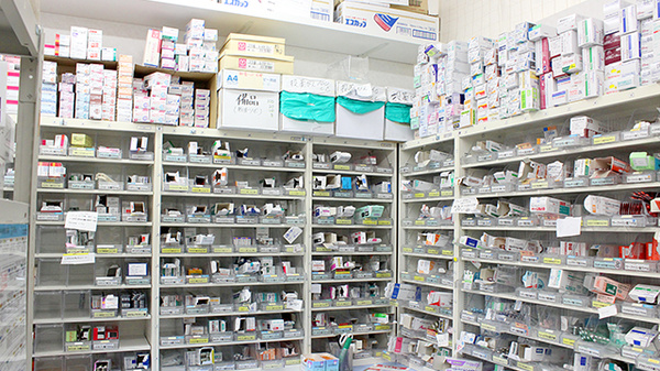 スギ薬局　大倉山店の薬棚