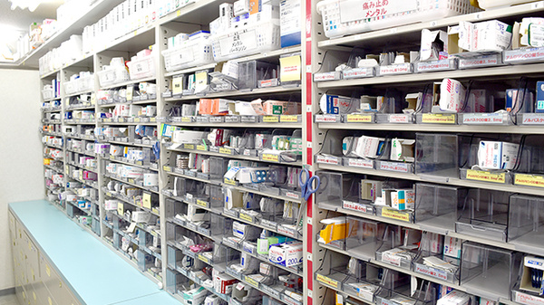 スギ薬局　高井戸店の薬棚