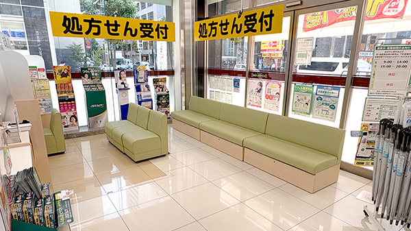 スギ薬局　瓦町一丁目店の待合スペース